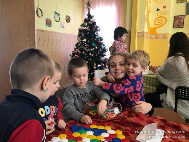 Добро добром красять: вихованці НАВС привітали дітей дитячих будинків із прийдешніми новорічними святами.