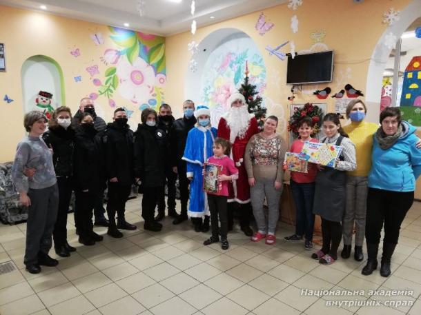 Колектив ННІ № 3 НАВС привітав підшефних з Днем святого Миколая та прийдешніми святами