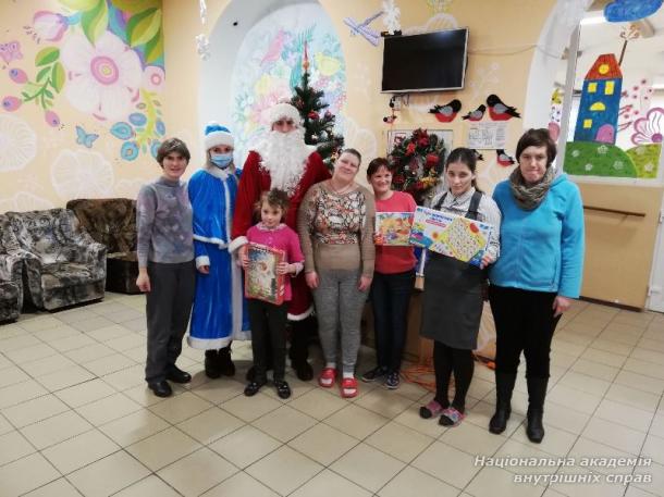 Колектив ННІ № 3 НАВС привітав підшефних з Днем святого Миколая та прийдешніми святами