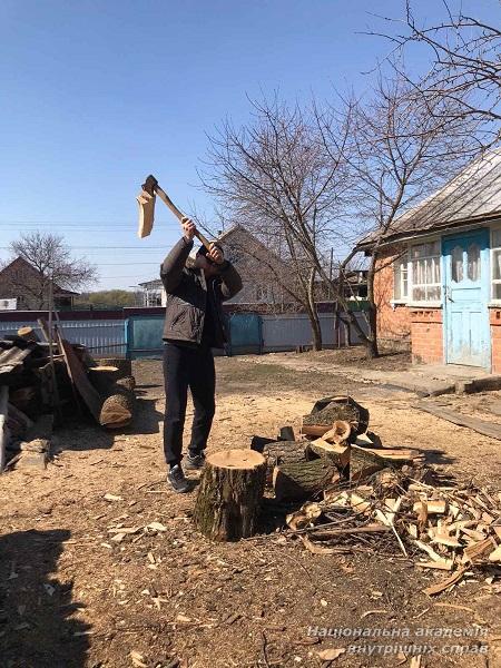 Допомога, привітання та свідома обережність