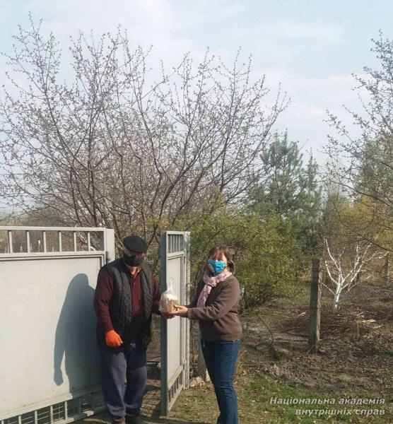Допомога, привітання та свідома обережність