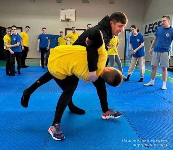 Започатковано курс з основ самозахисту в юридичному ліцеї імені Ярослава Кондратьєва НАВС