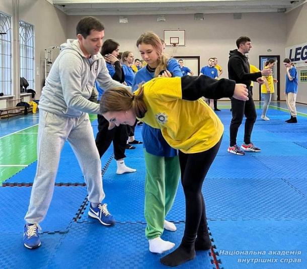 Започатковано курс з основ самозахисту в юридичному ліцеї імені Ярослава Кондратьєва НАВС