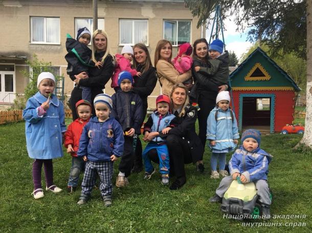 Не з жалем, а з любов’ю: курсанти відвідали будинок дитини