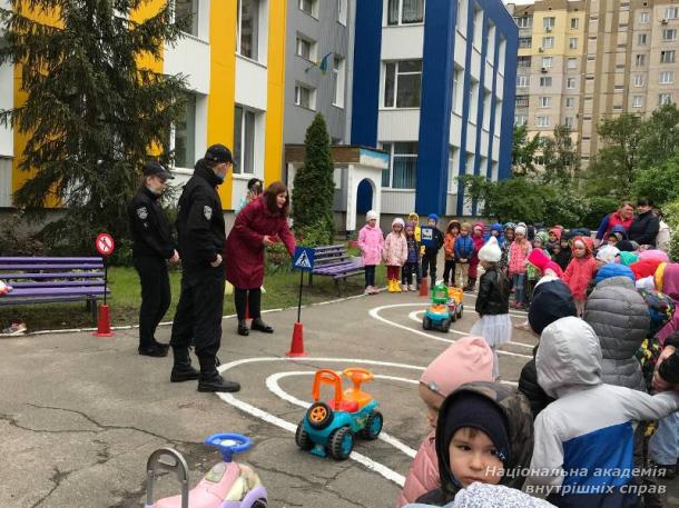 Курсанти ННІ № 3 НАВС провели заняття з безпеки дорожнього руху для дошкільнят