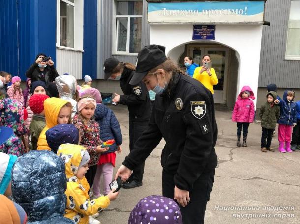 Курсанти ННІ № 3 НАВС провели заняття з безпеки дорожнього руху для дошкільнят
