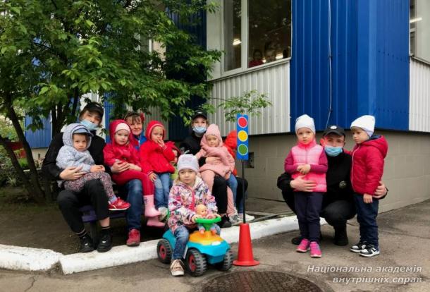 Курсанти ННІ № 3 НАВС провели заняття з безпеки дорожнього руху для дошкільнят