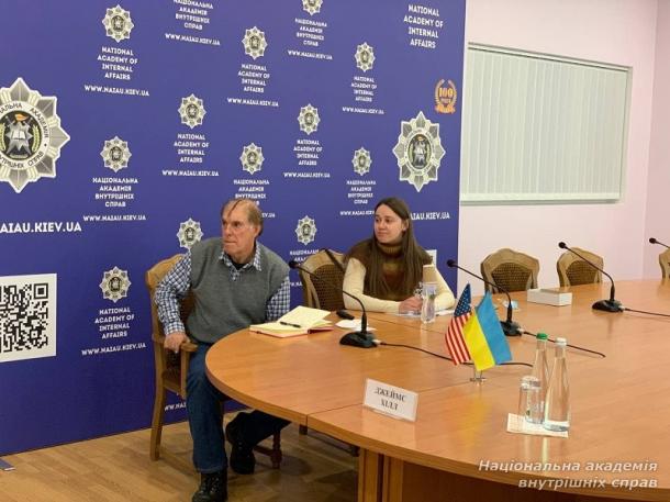 Лекція «Розслідування злочинів та огляд місця події»  від американського професора Джеймса Хілла