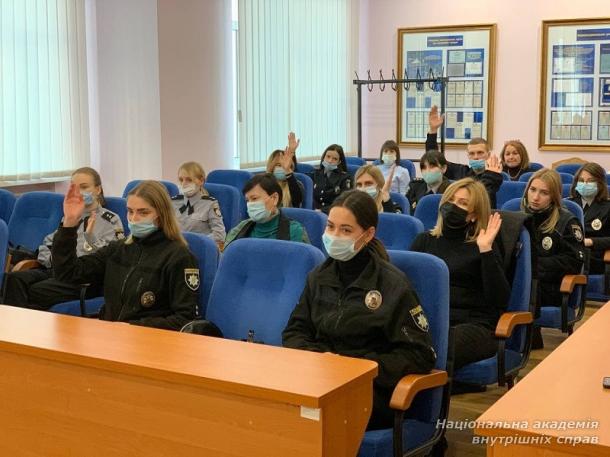 Лекція «Розслідування злочинів та огляд місця події»  від американського професора Джеймса Хілла