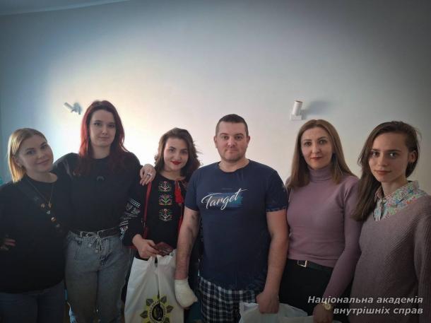 Сила духу, що єднає: студентське самоврядування ІЗДН відвідало поранених бійців