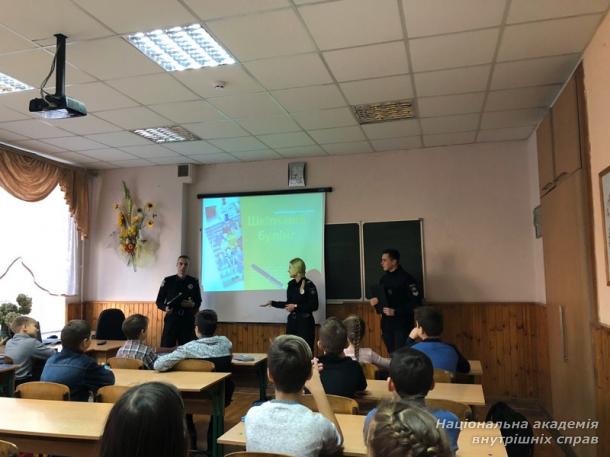 Учасники юридичної клініки «Захист» провели тренінг з антибулінгу для учнів середніх класів 