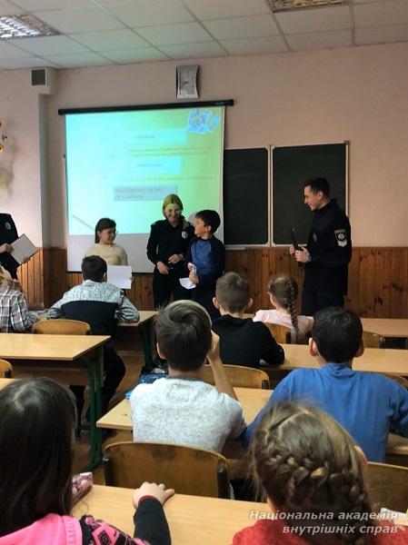 Учасники юридичної клініки «Захист» провели тренінг з антибулінгу для учнів середніх класів 