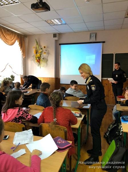 Учасники юридичної клініки «Захист» провели тренінг з антибулінгу для учнів середніх класів 
