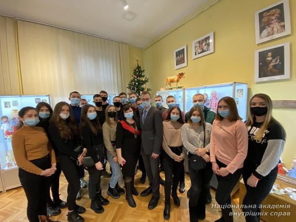 Курсанти ННІ № 3 НАВС відвідали Державний музей іграшки 