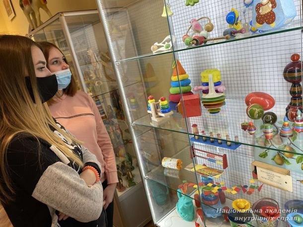 Курсанти ННІ № 3 НАВС відвідали Державний музей іграшки 