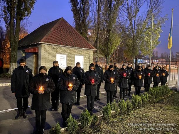 Вшанування пам’яті жертв голодоморів та участь  в акції «Запали свічку» в ННІ № 2 НАВС
