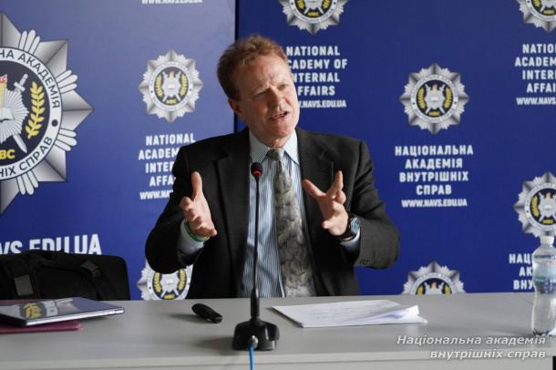 Лекції прокурора США у відставці для майбутніх фахівців кримінальної юстиції