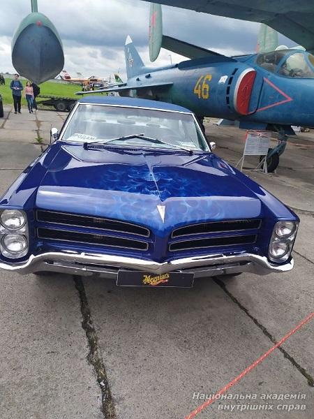 У День Києва курсанти ННІ № 3 НАВС відвідали фестиваль «Old Car Land»