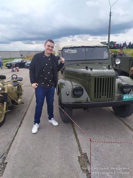 У День Києва курсанти ННІ № 3 НАВС відвідали фестиваль «Old Car Land»