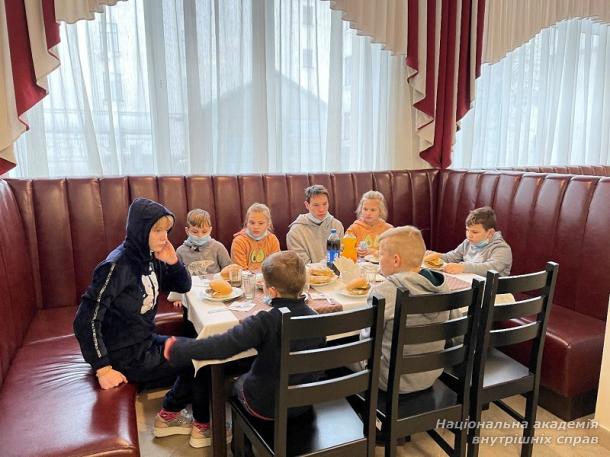 Новорічна казка для вихованців дитячого будинку